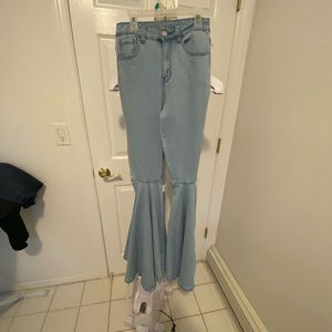 Light wash denim flare bottom pants from Fashion nova. Never worn!!!